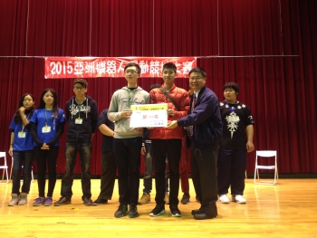 圖為龍華科大學生參加「2015亞洲機器人運動競技大賽」，榮獲『mBot大挪移』第一名