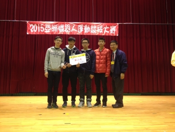 圖為龍華科大學生參加「2015亞洲機器人運動競技大賽」，榮獲『mBot 小型創客表演賽』第三名。