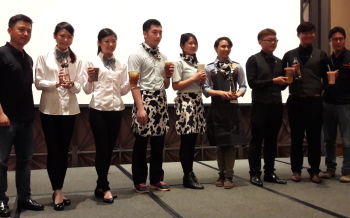 圖為龍華科技大學觀光系學生楊于萱同學(左二)、許智婷同學(左三)上台受獎。