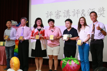 圖為龍華科大張玉蓮老師(左3)榮獲2016中華民國遊程規劃教育傑出教師。