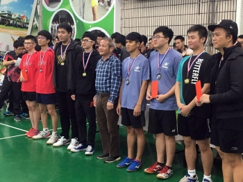 圖為龍華科大電機系高兆欣(左四)與電子系何旻宸(左三)，榮獲亞東盃大專桌球賽男子雙打季軍。