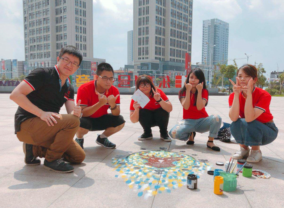 陳芳順(左2)和系上林念鞍老師及同學，參加江蘇東方1號工業設計大賽，師生獲集體創作二等獎。