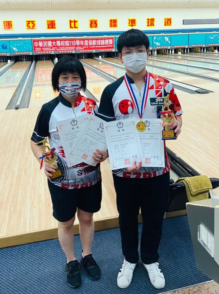 機械系陳昱翔(右)獲得大專保齡球錦標賽個人賽金牌及全項賽銀牌；觀休系蕭夙玲獲得公開女子組個人賽第8名、全項賽及盟主賽第6名佳績。