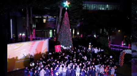 龍華科大學生會及社團舉辦點燈祈福凝聚向心，祝賀學校50歲生日快樂。