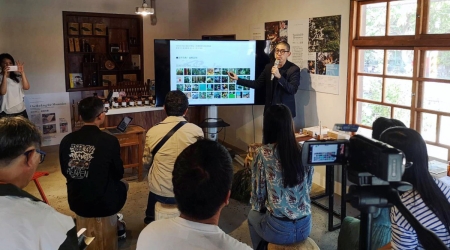 「森家不凡」國產材特展，龍華科大藝文中心蘇文祥主任帶領學生參與規劃居家美好體驗。