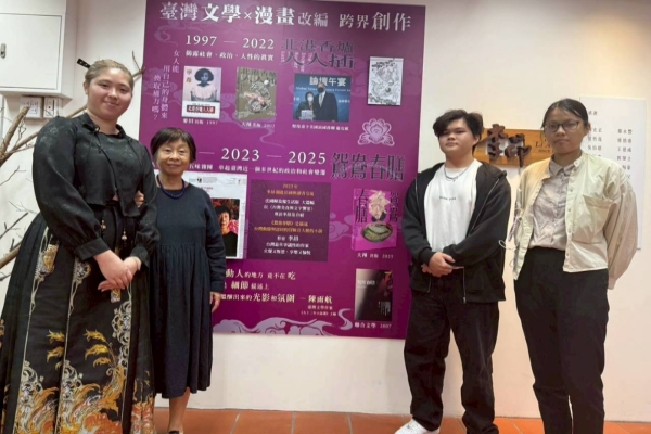 知名作家李昂女士(左二)特別提到很欣喜龍華科技大學連續兩年派出優秀學子積極參加競賽。