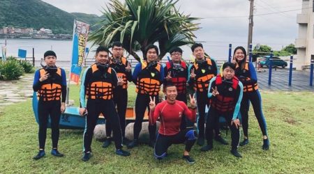 龍華科大文創系林建志師生團隊前往北海岸龍洞潛水，從中體驗碳纖蛙鞋給設計師的感受，找尋設計靈感與元素。