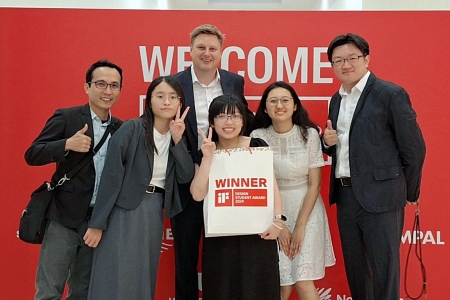 龍華科大文創系團隊作品「Toilet Cloak」，獲2024德國iF學生設計獎殊榮。