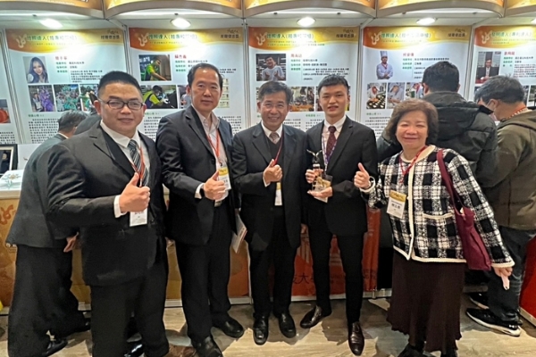 龍華科大機械系學生周禹廷(右2)獲選教育部技職之光，開心與潘文忠部長、技職司長及龍華師長合影。