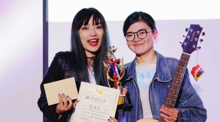 圖為龍華科大文創系許淨淳同學(右)，參加「第十四屆師弦獎」榮獲最佳樂手，獲獎後興奮與歌手卜星慧合影。
