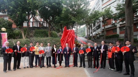 龍華科大校友捐獻「破繭而出 精彩50」公共藝術雕塑，祝賀母校生日快樂。