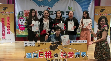 圖為龍華科大文創系大陸交流生，以「賭神：電子發票大戰傳統發票」作品，榮獲「邁向E稅 稅愛青春」微電影第一名。