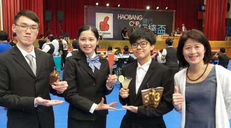 龍華科大觀休系謝美婷老師(右)，指導學生游茹珺(左2)，參加好棒盃餐旅技能全國公開賽，獲得傳統標準調酒大專職業組佳作。