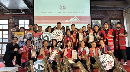 龍華科大文創系攜手原民部落，優化「里山賽夏」品牌識別形象及產品包裝設計。（林業署新竹分署提供）