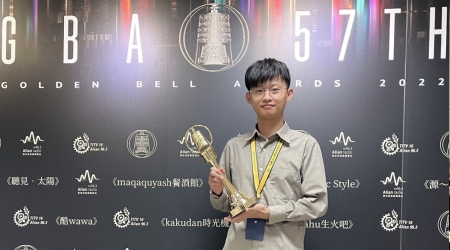 龍華科大文創系校友董家銓，畢業才一年就勇奪電視金鐘獎。