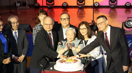 The Lunghwa founder, Shu-Chuan Chen Sun, and Chairman Tao-Heng Sun joined the faculty, students, and alums in wishing the university a happy birthday.