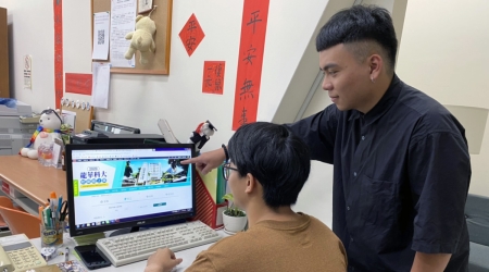 龍華科大舉辦線上校園徵才博覽會，學生進入徵才專區瞭解產業現況並尋覓適合職缺。