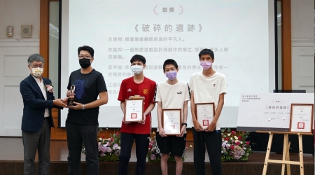 龍華科大遊戲系團隊榮獲臺灣文學館建築導覽遊戲腳本銀獎，館長蘇碩斌頒發獎盃及獎金。