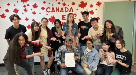 龍華科大應外系學子學海築夢，加拿大職場實習3位同學與國際學生合影。