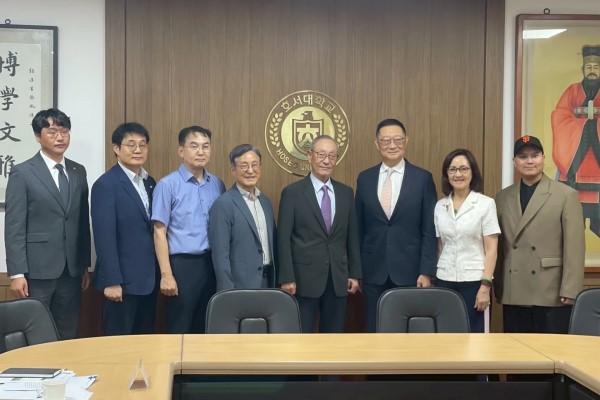 龍華科技大學董事長孫道亨（右三）、副校長林如貞（右二）與韓國湖西大學校長Kang Il-ku（左五）率領雙方團隊進行交流並合影留念。
