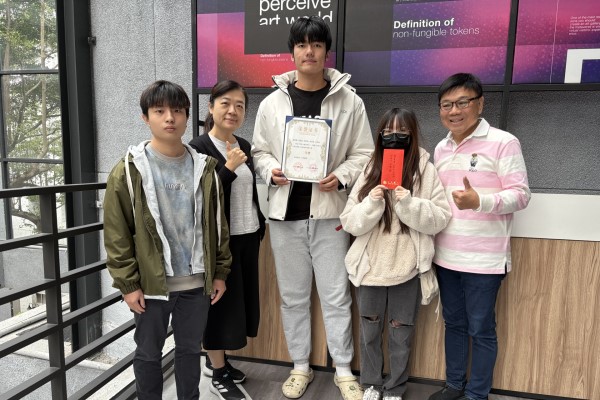 龍華科大文創系學生以作品《陶瓷之都的時光》勇奪兩岸短視頻大賽二等獎，主任倪建芝與梁朝棟老師與羅宥甯、吳松昱、陳怡瑄、李佳慶、王雲達共同合影，展現師生協力創作成果。