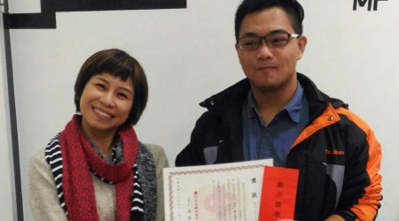 龍華科大文創系陳芳順奮發學習，獲中華工程司勵志獎學金，推薦老師湯怡琇也為他開心。