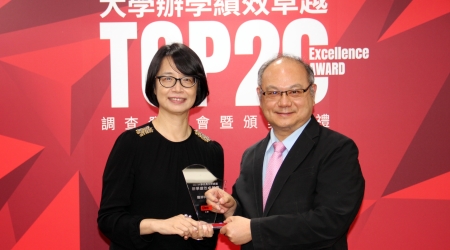龍華科大榮獲《Cheers》2021大學辦學績效卓越Top 20，校長葛自祥(右)出席領獎。
