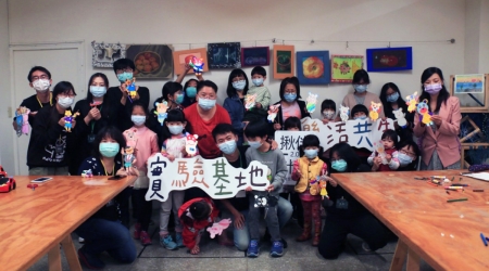 龍華科大學生與永和樂活共生實驗基地合作，舉辦情緒主題皮影戲親子手作工坊。