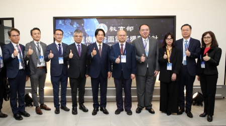 Vice President Lai and other distinguished guests were invited to Lunghwa University’s High-Speed Transmission Base to unveil the inauguration jointly.