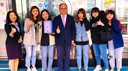 龍華科大文創系學生團隊以《來自未來》勇奪一等獎，與校長葛自祥合影。