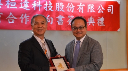 龍華科大葛自祥校長(右)與桓達科技吳定國總經理互贈禮品