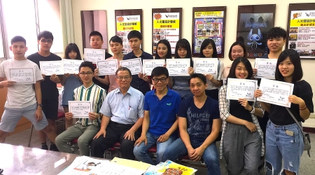 圖為包辦「中油生技－尋找黃文義」微電影前三名的龍華科大文創系學生團隊。