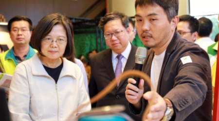 蔡英文總統、桃市長鄭文燦參觀首屆「桃園設計獎」入圍作品，對龍華科大師生創意留下深刻印象。