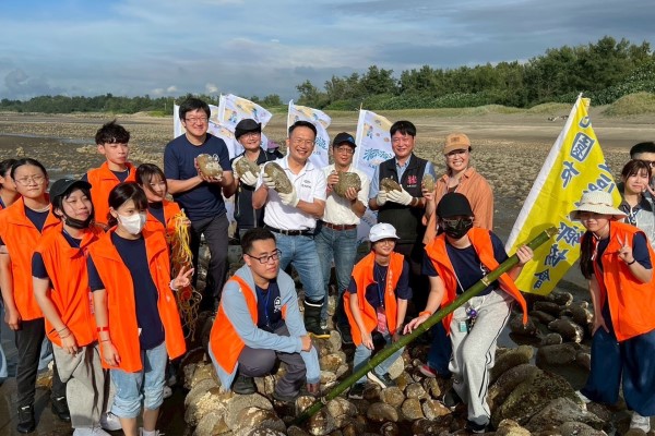桃園市政府蘇俊賓副市長與龍華科技大學師生及在地居民攜手築滬，親身體驗傳統石滬工法。