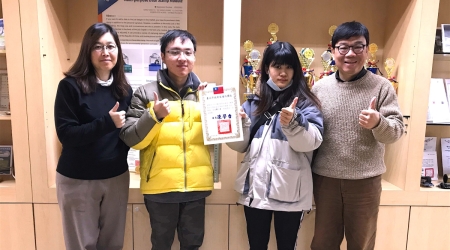 「安全二輪 一拍上影」宣導短片競賽，龍華科大文創系、遊戲系跨域團隊勇奪自行車組第一名，獲獎同學與師長合影。