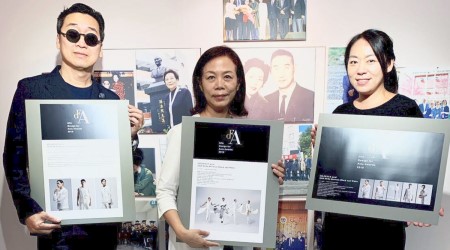 龍華科大文創系主任葉茉俐(中)，榮獲「2019 DFA亞洲最具影響力設計獎」時尚大獎及金獎，與產學合作公司董事長陳俊良(左)合影。