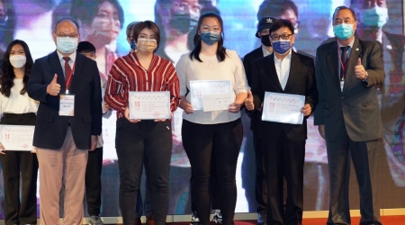 龍華科大文創系學生以作品《不放棄的愛》，榮獲「兩岸青少年攜手公益行」競賽一等獎。