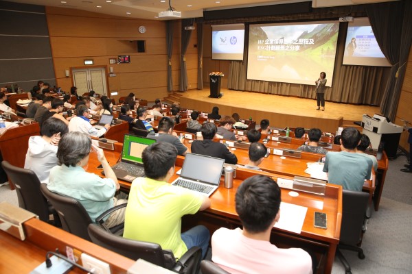 惠普資訊董事長王靜秀於龍華科大分享組織變革與ESG實踐，現場座無虛席。