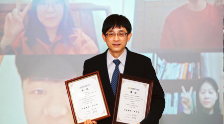 龍華科大人設學院院長王榮英，以網路視訊祝賀文創泉州班同學獲奬，並表達關心與勉勵。