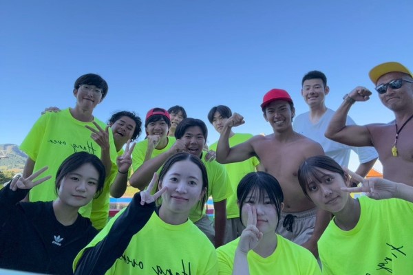 龍華科大應外系學生於日本北海道留壽都渡假飯店與不同國籍同事合影。第一排最左為應外系林筠芳，第二排最左為應外系林宗穎。