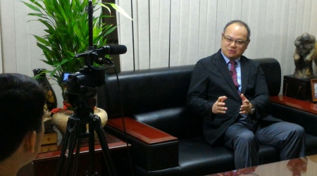 圖為龍華科大葛自祥校長，接受TVB電視台專訪，暢談學校務實致用的辦學理念。