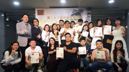 圖為金犢獎執委會呂庭華總經理與龍華科大文創系師生合影，肯定同學作品展現極高創意及技術水準。