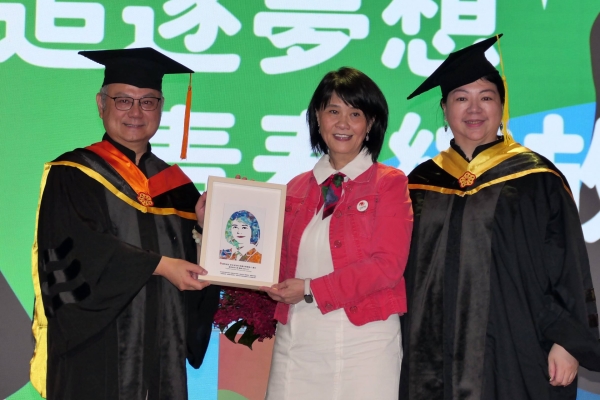 趨勢科技執行長陳怡樺致詞勉學子擁抱自由意識，善用AI發揮所學。