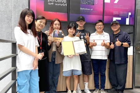 龍華科大文創系《好險Ｕ你》學生團隊獲金險獎競賽佳作，開心與系主任及指導老師合影。