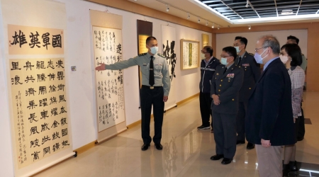龍華科大師生欣賞國軍第55屆文藝金像獎巡迴美展作品，飽覽豐盛藝文饗宴。