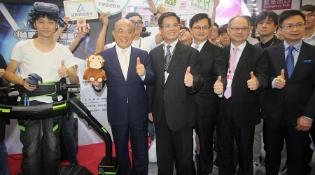 行政院長蘇貞昌參觀桃園智慧新創館，為新創團隊加油打氣。