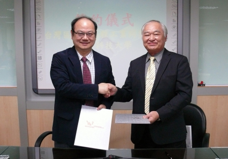 圖為台灣電氣工程工業同業公會理事長蔡茂種(右)，與龍華科大校長葛自祥共同簽署人才培育合作意向書。