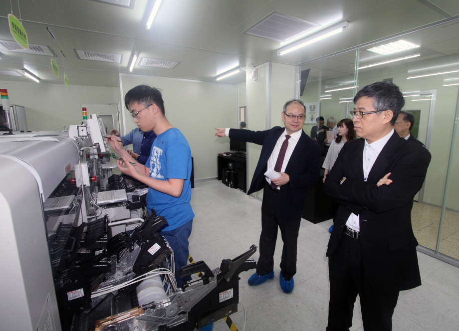 教育部政次劉孟奇參觀3D數位電路板設計暨智慧製造類產線工廠。