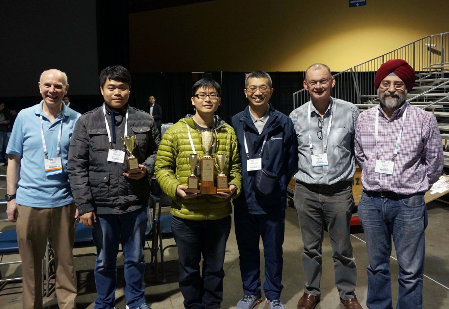 蘇景暉教授(右3)帶領學生參加2016美國APEC電腦鼠競賽獲第一、二名、最佳學生及最快單趟成績四大獎。