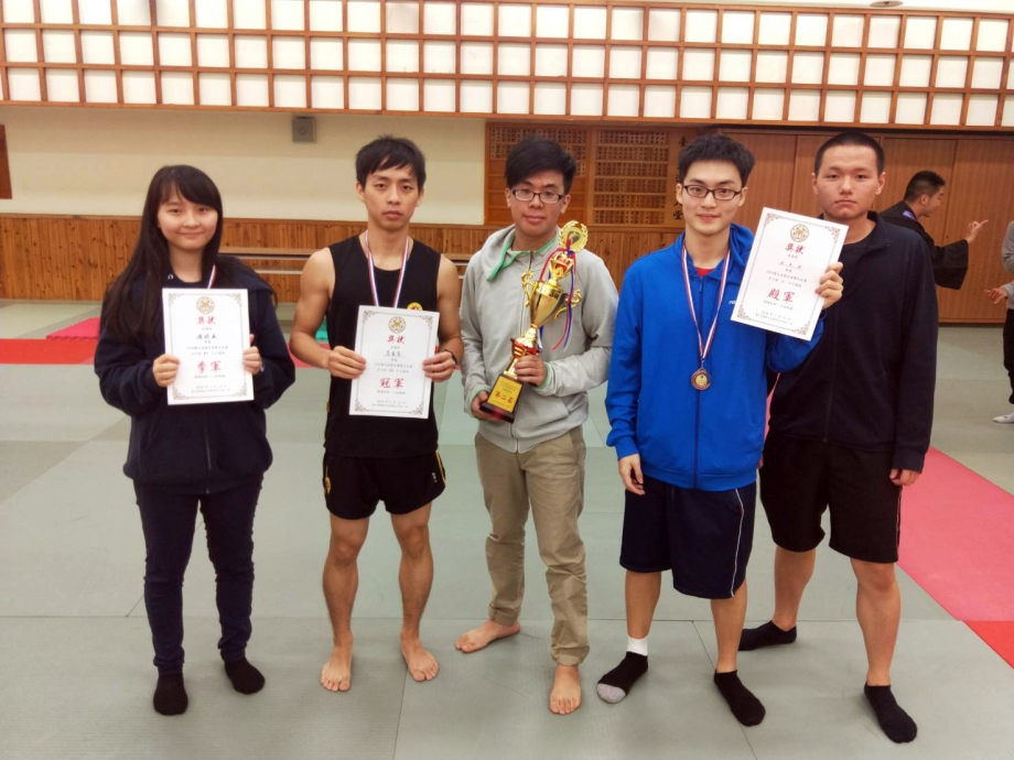 龍華學子連三年獲臺大盃散打搏擊全國冠軍，完成三連霸壯舉，圖為去年獲獎隊伍。